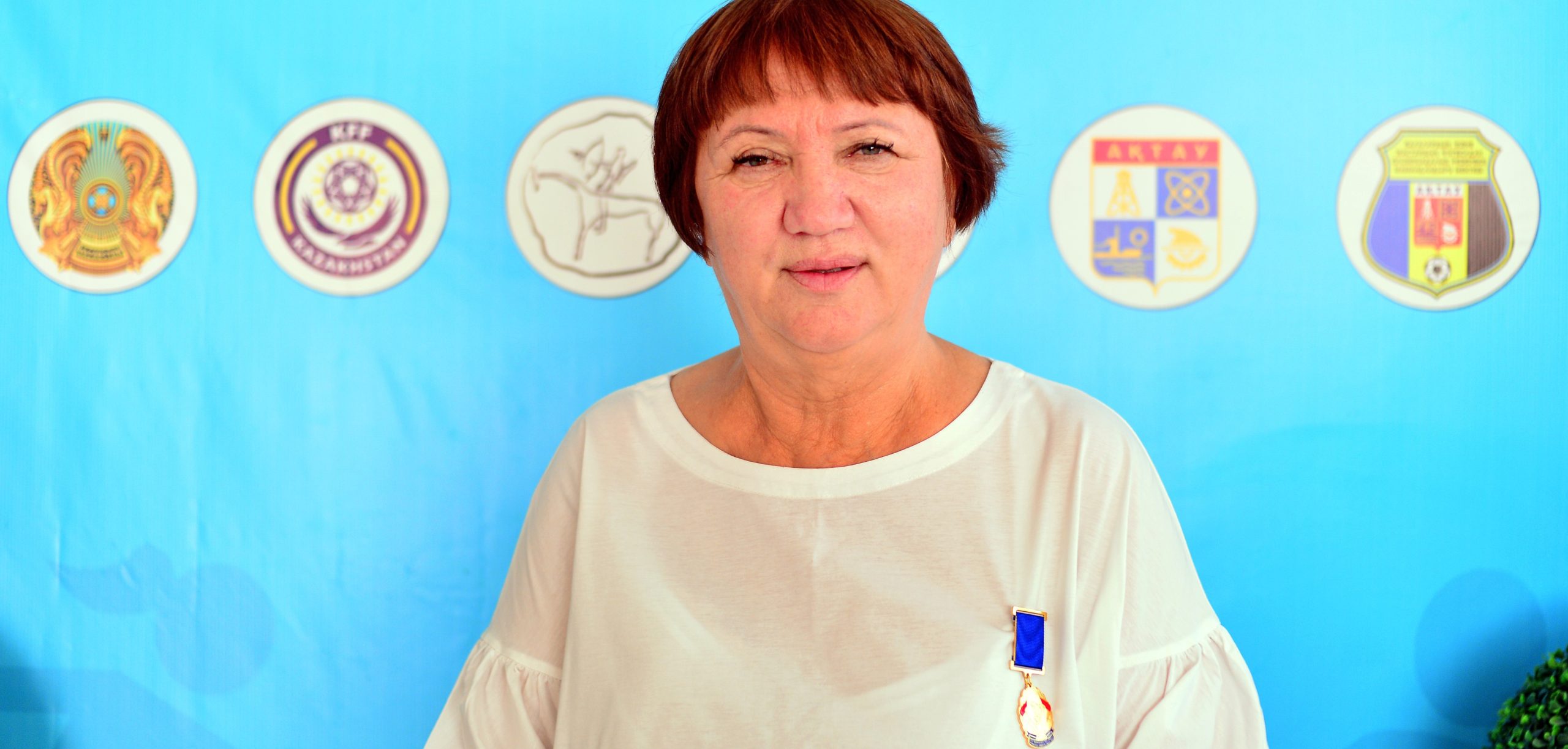 Үлкен күйеуі өзінің жас қожайынына трахает жасайтын порно Ол кискасымен оның бетіне қатты отырды және келді